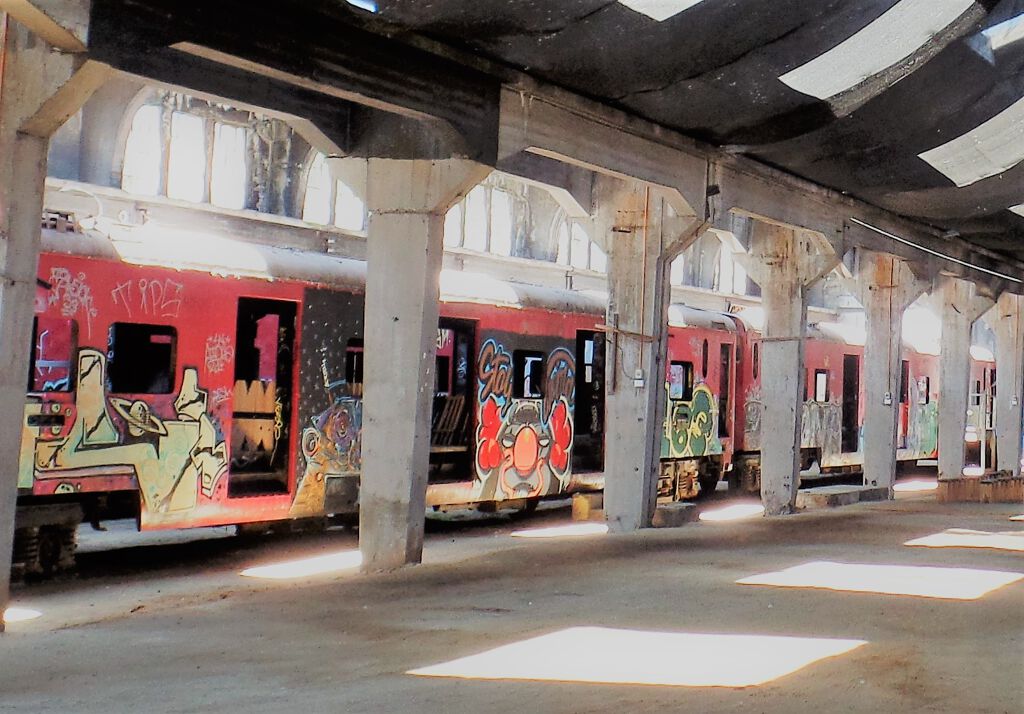 Abandoned painted Train by Various Artists — Valparaiso | Wallhunt